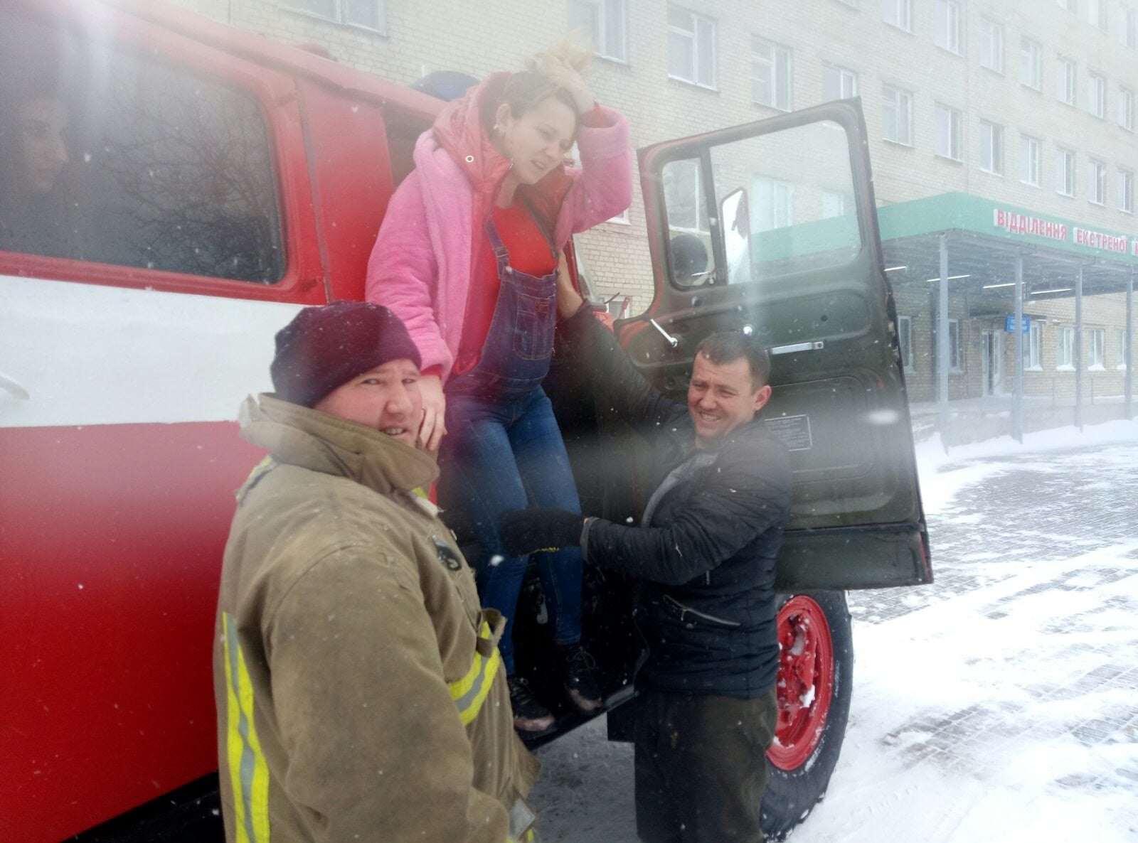 Снежная буря под Одессой: видео и фото спасения украинцев из снежных ловушек