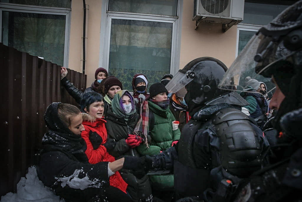 Загнали жінок і дітей: в мережі спливли жорсткі фото затримання людей на протестах у Москві