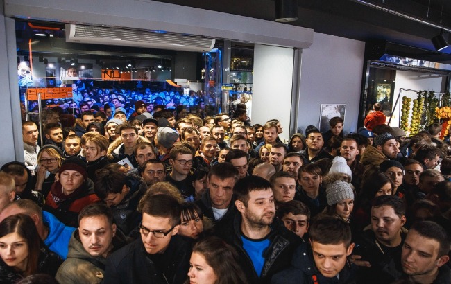 Фото: покупатели в ожидании старта продаж 7-й версии iPhone