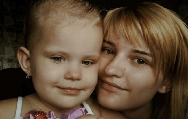 Сміялася і плескала в долоні: мати, що заморила дітей голодом, зраділа вироку