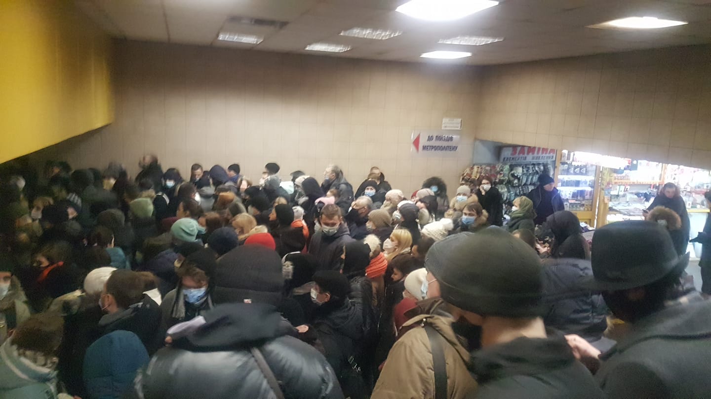 У метро Києва – колапс, люди злі: відео з &quot;Контрактової площі&quot;