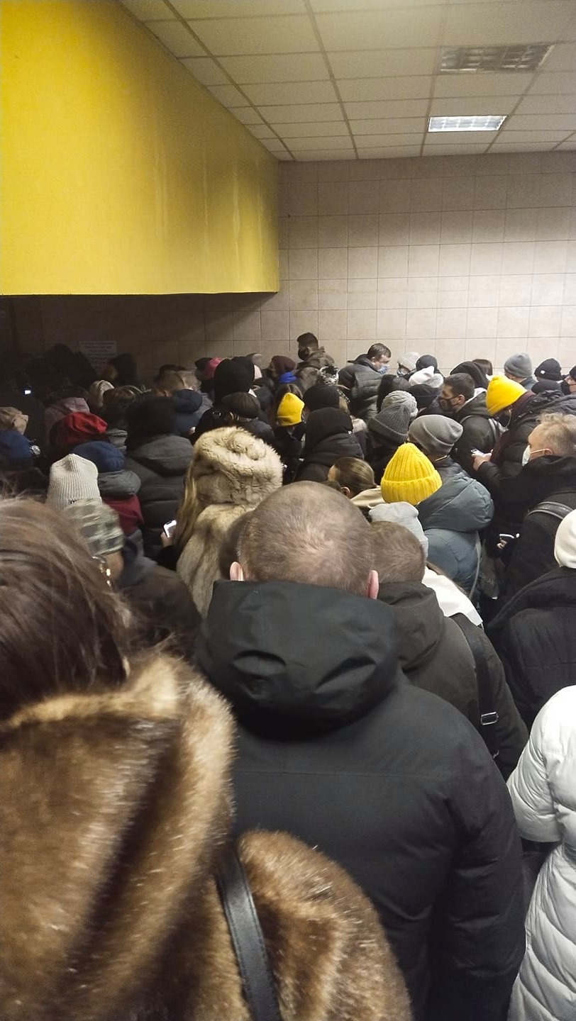 У метро Києва – колапс, люди злі: відео з &quot;Контрактової площі&quot;