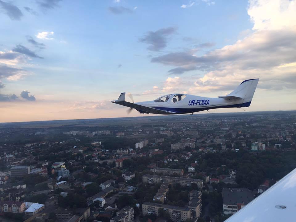 Рекордний політ, аварія в Гімалаях і "небесні" трюки: що відомо про загиблого на Прикарпатті пілота