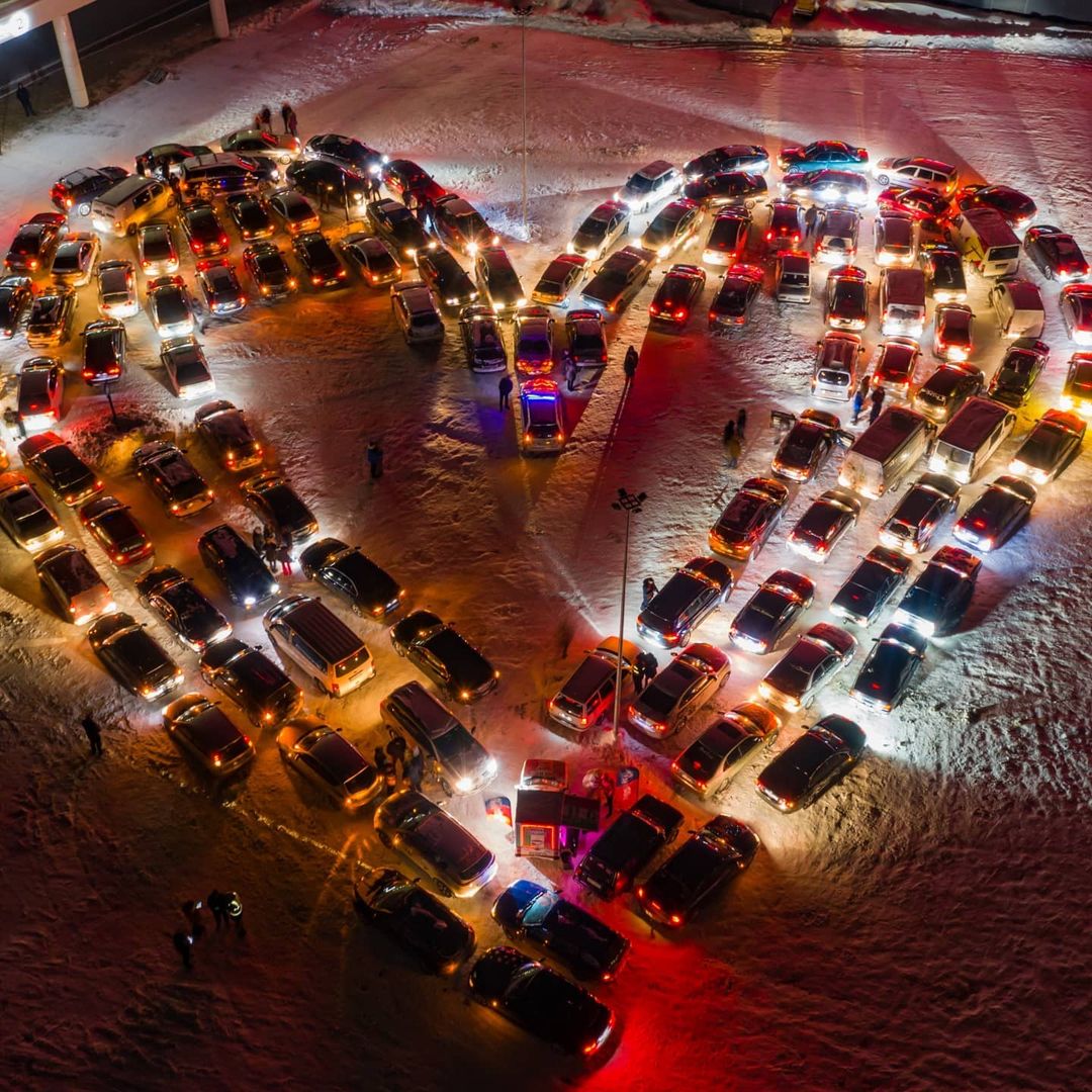 В Киеве и Одессе автомобилисты сделали яркие валентинки из машин