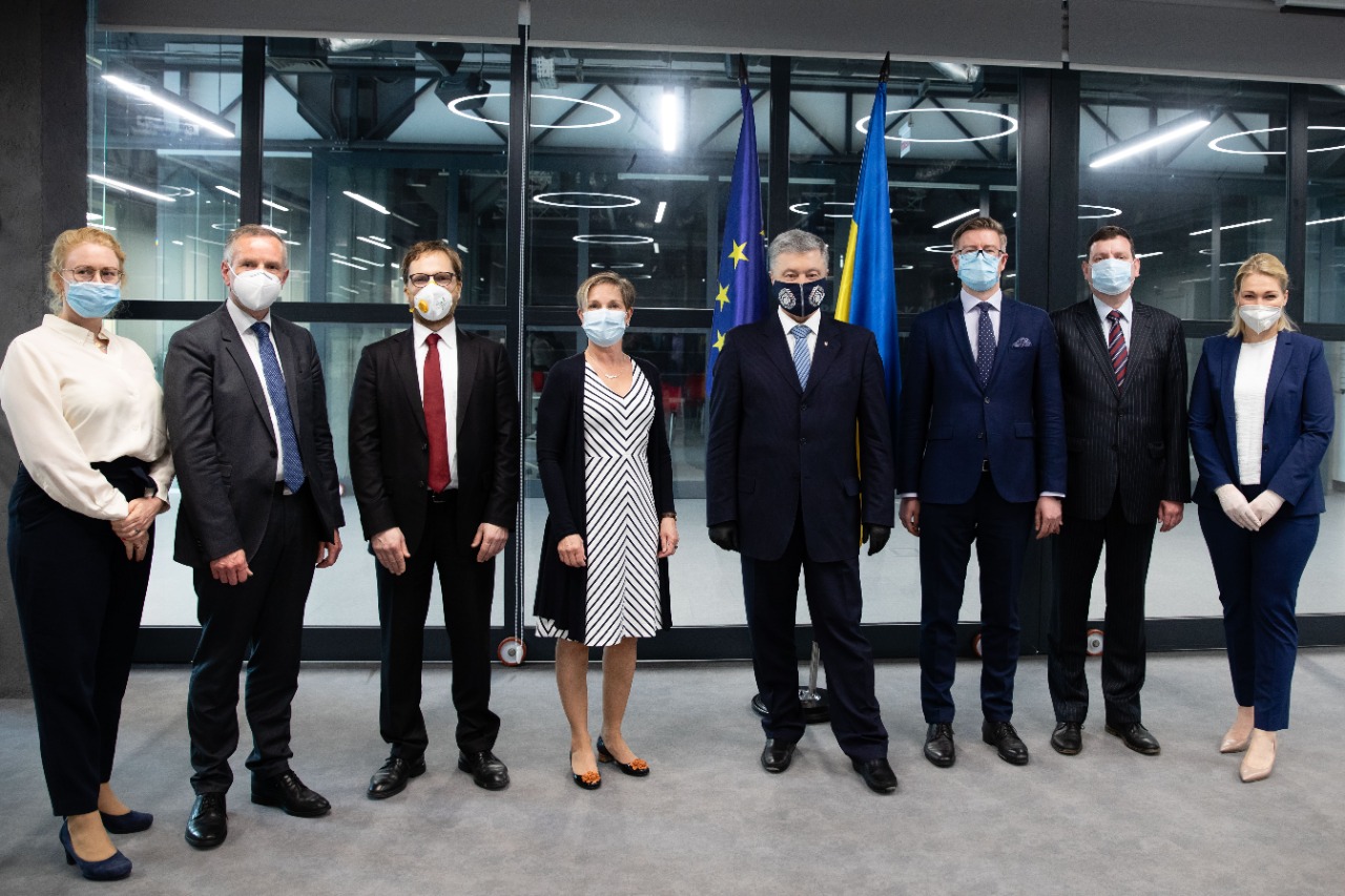 Порошенко обсудил с послами Балтийских и Скандинавских стран усиление санкций против России