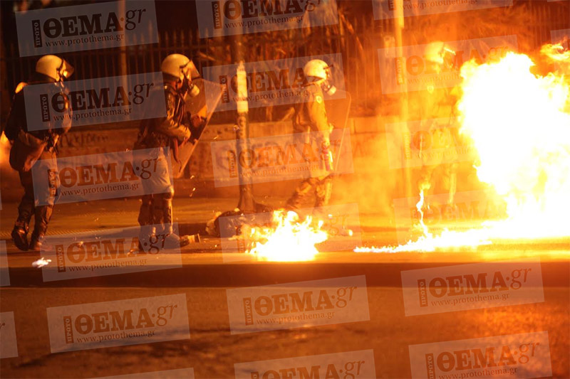 в Афінах анархісти закидають поліцію пляшками із запальною сумішшю