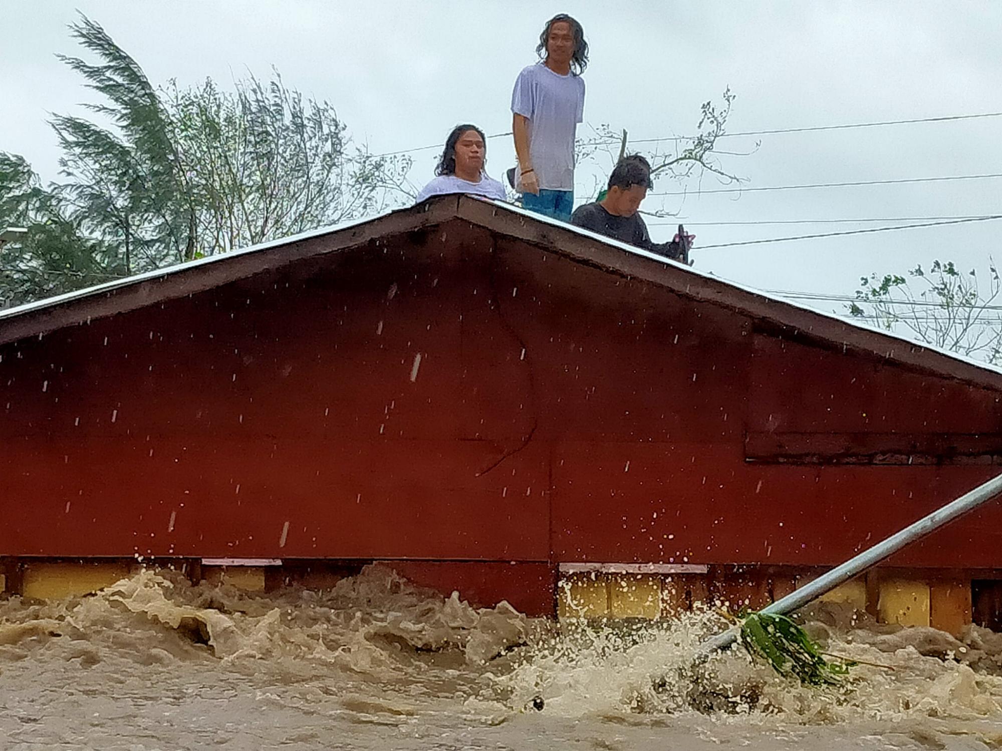 Филиппины накрыл мощный тайфун: фото и видео разрушающей стихии