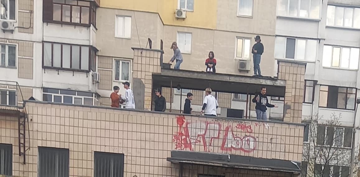 Киевлян разозлили дети, которые лазают по крышам: на замечания посылают (фото)