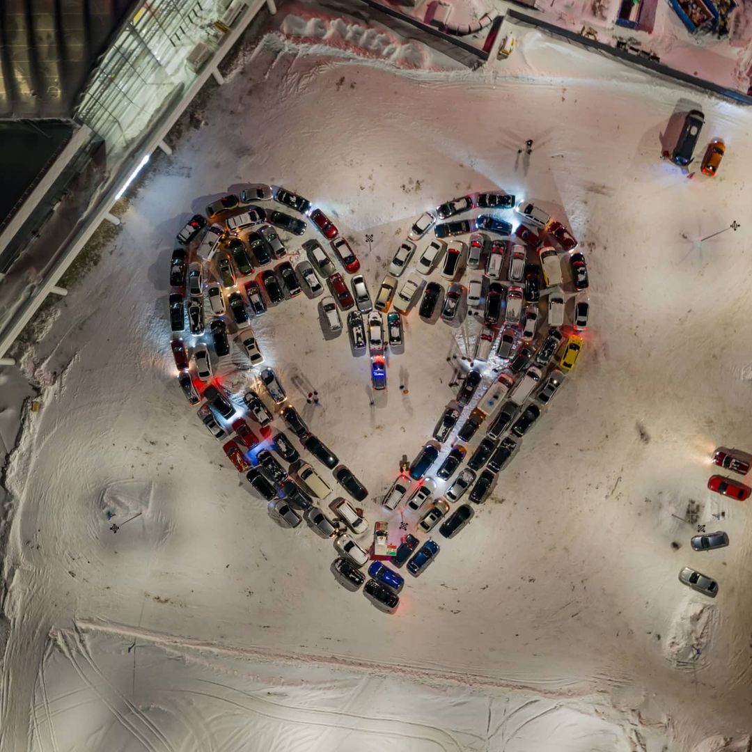 В Киеве и Одессе автомобилисты сделали яркие валентинки из машин