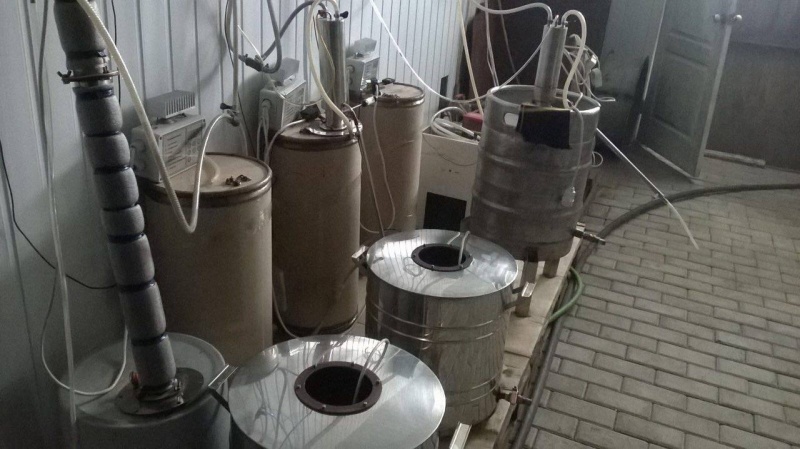 Під Маріуполем виявили цех з виготовлення контрафактного алкоголю