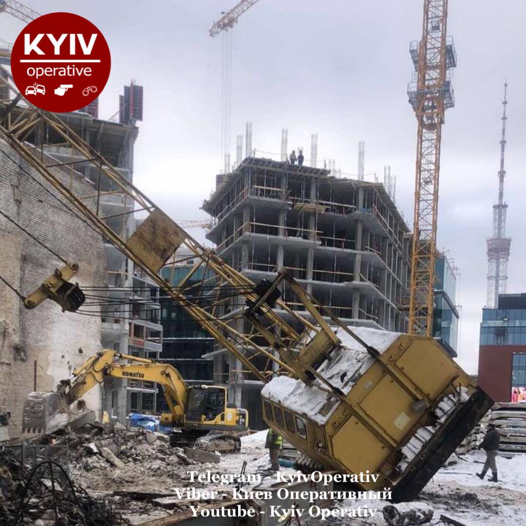 В Киеве среди бела дня упал строительный кран: &quot;еще один уставший&quot;
