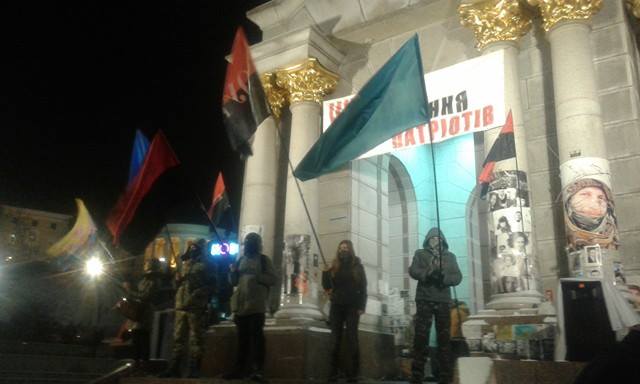 На Майдані Незалежності біля стели збираються активісти