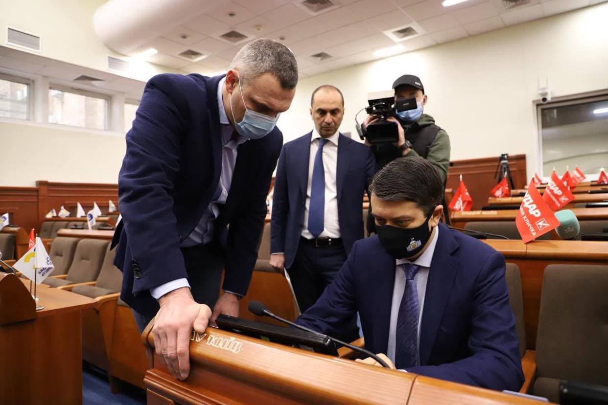 Кличко показал Разумкову как в Киевсовете не допускают &quot;кнопкодавства&quot;