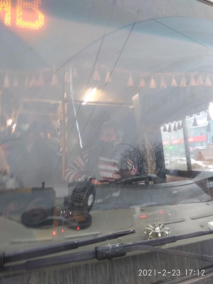 Незачем было рожать! В Киеве маршрутчик не пускал в салон мужчину с детьми