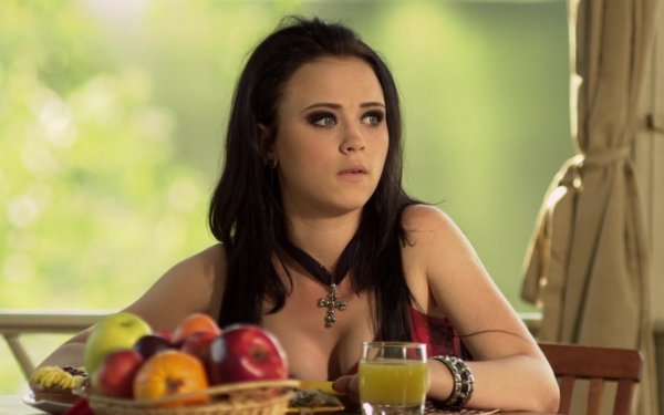 Від дівчинки-гота до прекрасної леді: як змінилася Женя з серіалу &quot;Свати&quot; (фото)