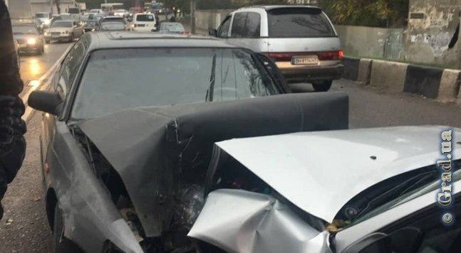 В Одессе столкнулись шесть автомобилей, есть пострадавшие