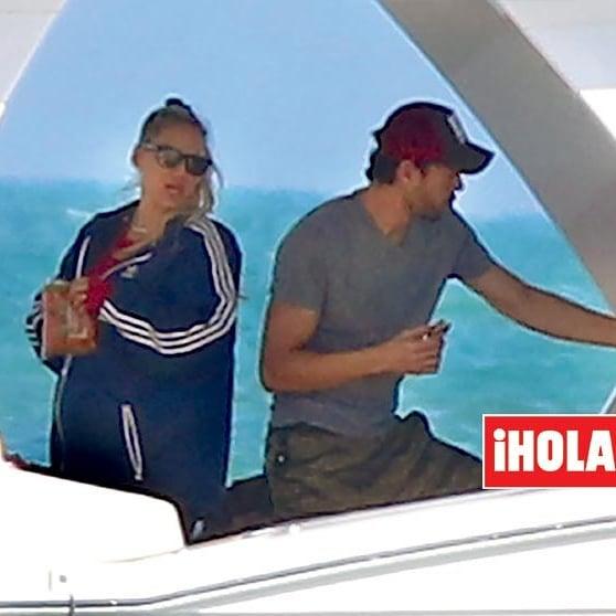 Теперь уже точно: беременная Анна Курникова не смогла скрыть животик от папарацци