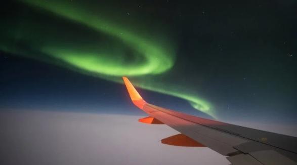 Пролітаючи над Ісландією: пасажир зняв вражаюче північне сяйво з вікна літака