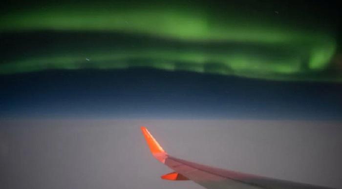 Пролітаючи над Ісландією: пасажир зняв вражаюче північне сяйво з вікна літака