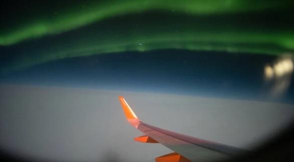 Пролітаючи над Ісландією: пасажир зняв вражаюче північне сяйво з вікна літака