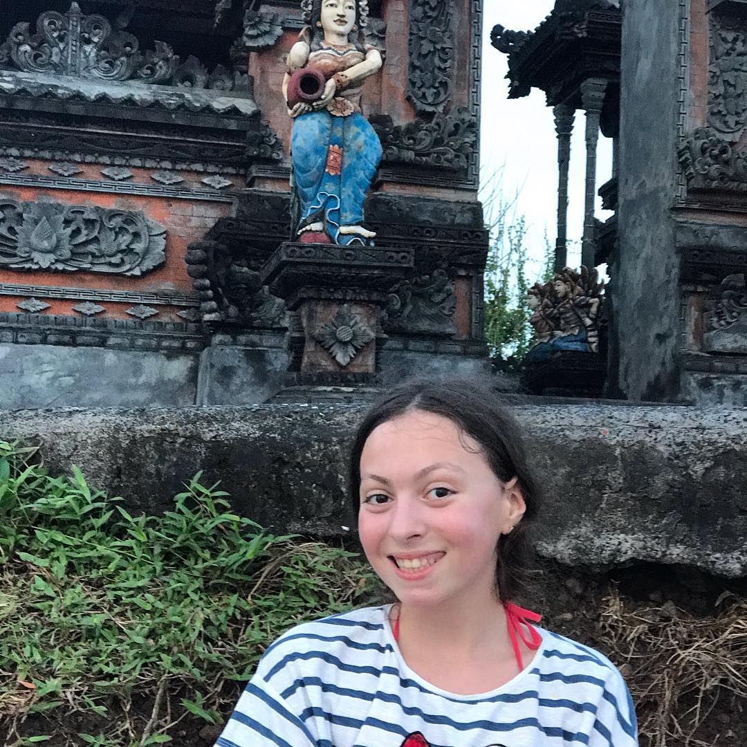 Оля Полякова і діти