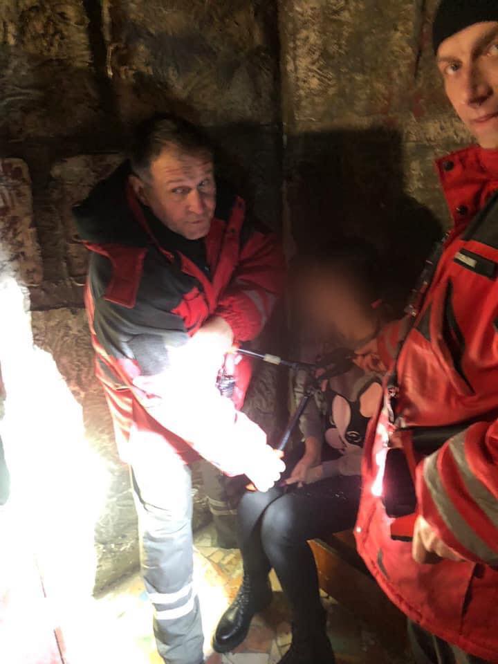 В Киеве спасателям пришлось освобождать девушку из ошейника после необычных игр