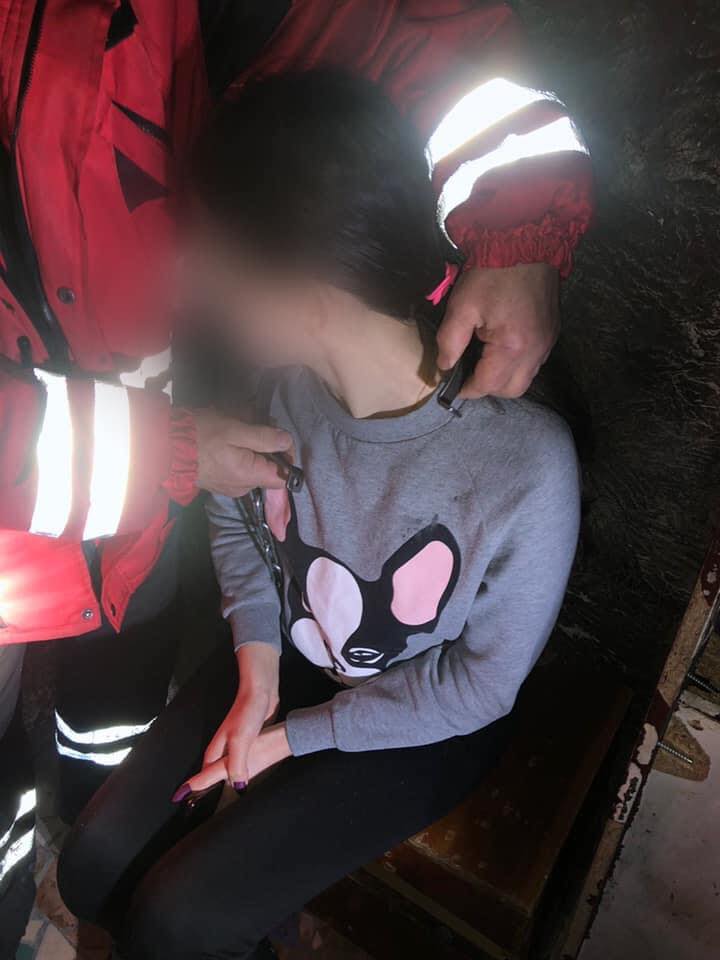 В Киеве спасателям пришлось освобождать девушку из ошейника после необычных игр