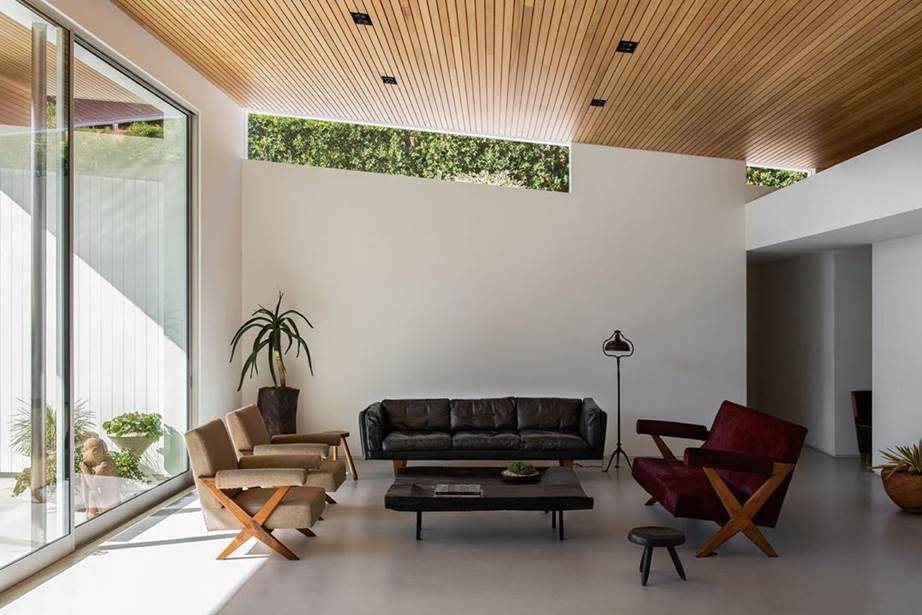 Стильне гніздечко: як виглядає особняк Роузі Хантінгтон-Уайтлі та Джейсона Стетхема в Лос-Анджелесі