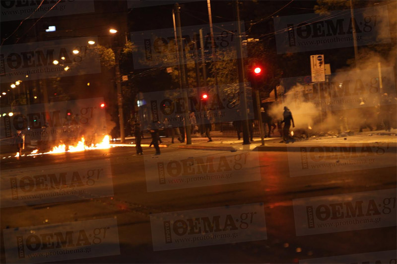 в Афінах анархісти закидають поліцію пляшками із запальною сумішшю 1