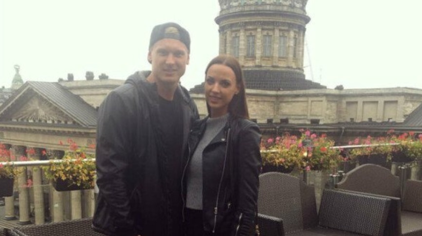 Вигнав дружину і сина з дому: Седокова увела з родини 27-річного спортсмена