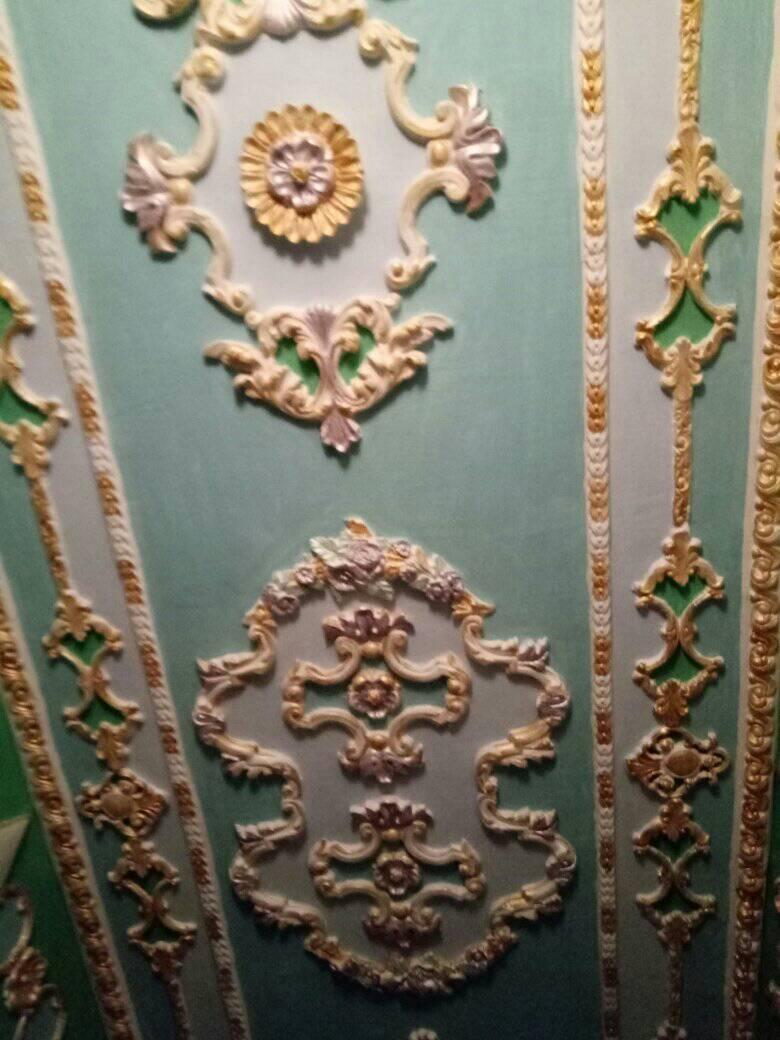 Пенсіонер перетворив під'їзд в Києві на справжній Версаль: ліпнина, позолота і багато картин