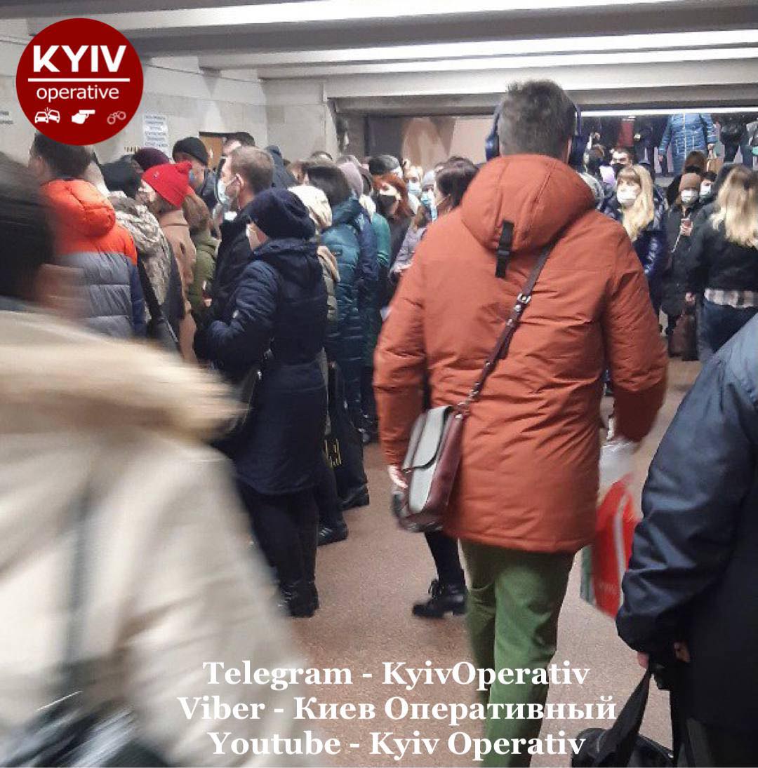 В метро Киева произошел очередной коллапс: люди стояли даже на лестницах