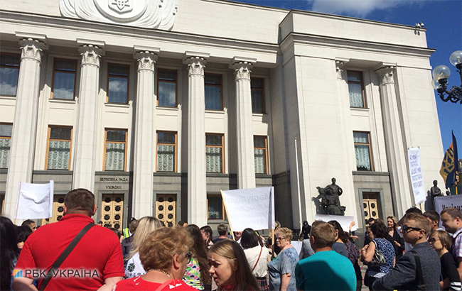 Під Радою проходить акція проти виборів за закритими списками