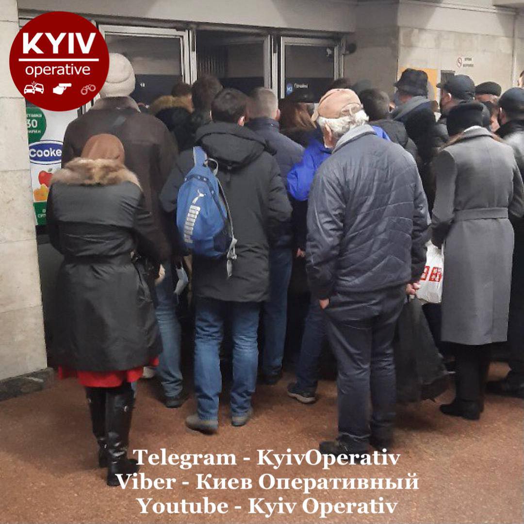 В метро Киева произошел очередной коллапс: люди стояли даже на лестницах