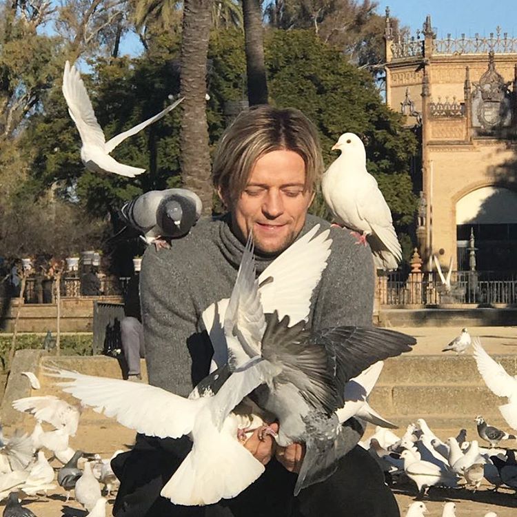 Рекордсмен сборной Украины покормил голубей в Испании