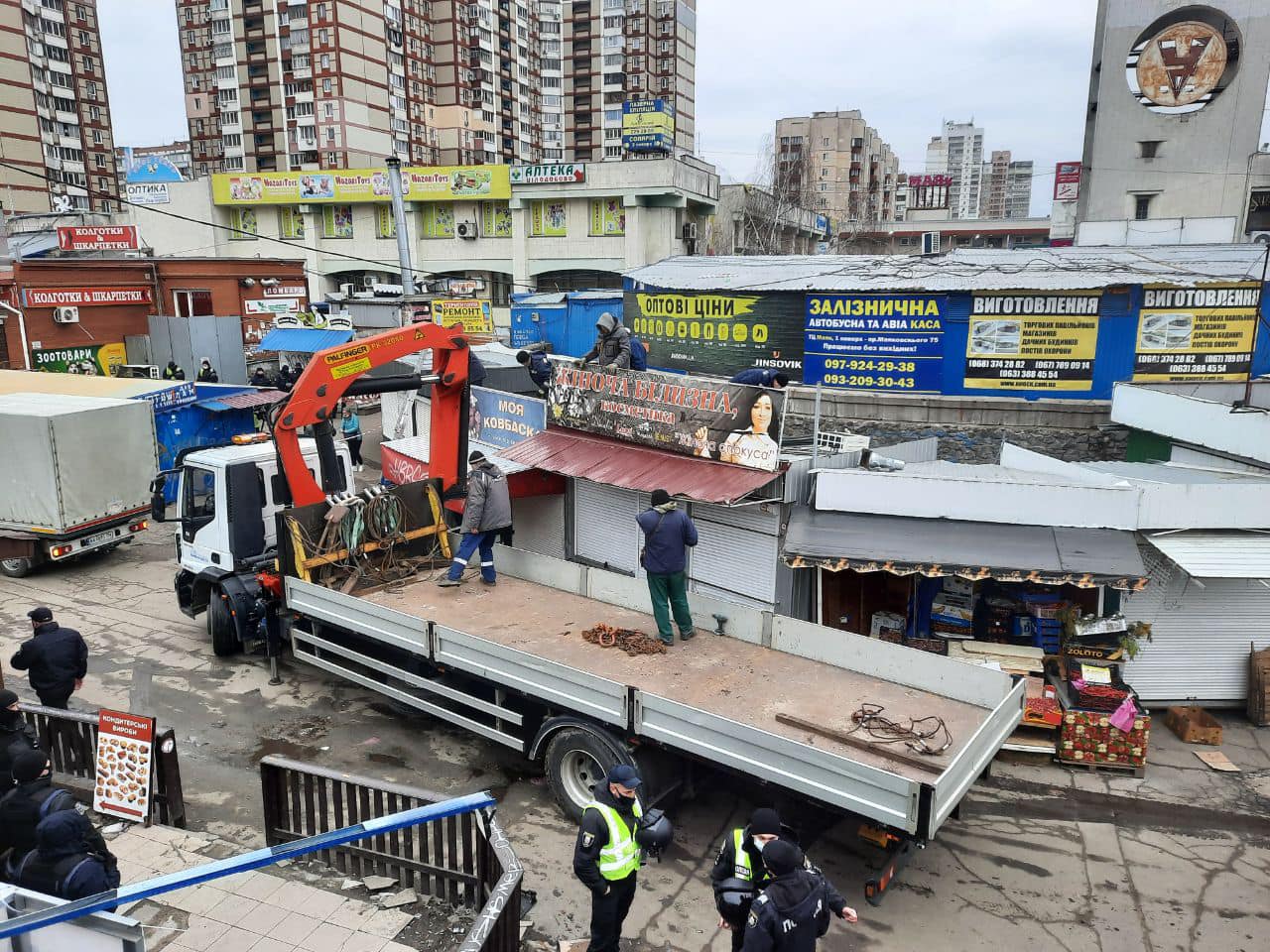 На Троєщині масово зносять МАФи, підтягнулась поліція: "скільки малого бізнесу накрилося"
