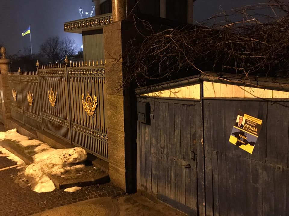 У Києві затролили російських дипломатів за Крим: фото підірвали мережу