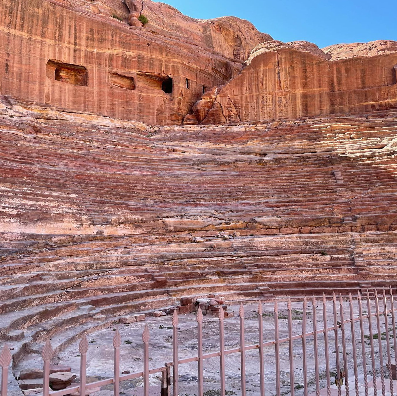 Сучасна Йорданія: життя в пустелі, квартири без меблів і дорогі дружини
