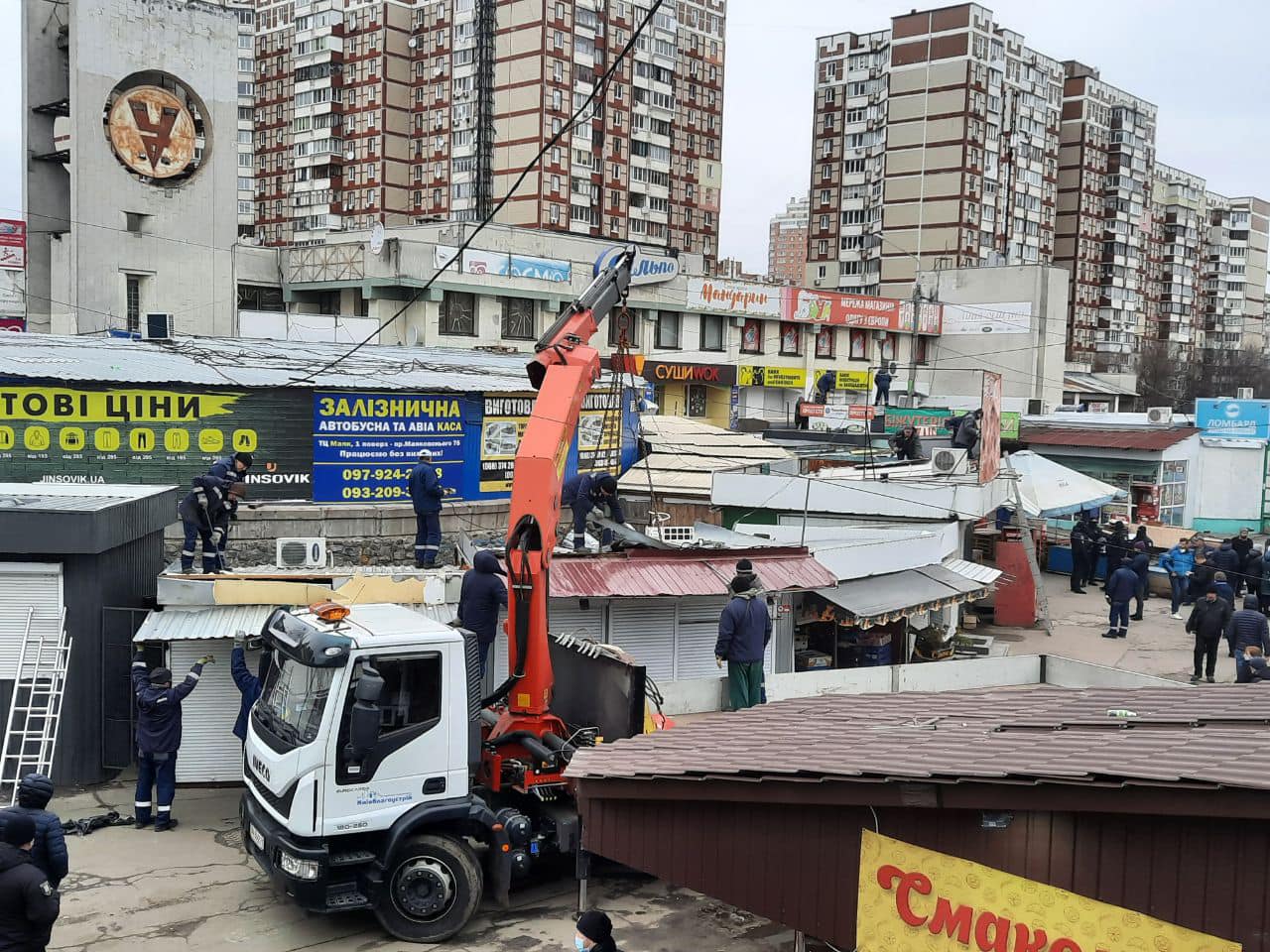 На Троєщині масово зносять МАФи, підтягнулась поліція: "скільки малого бізнесу накрилося"