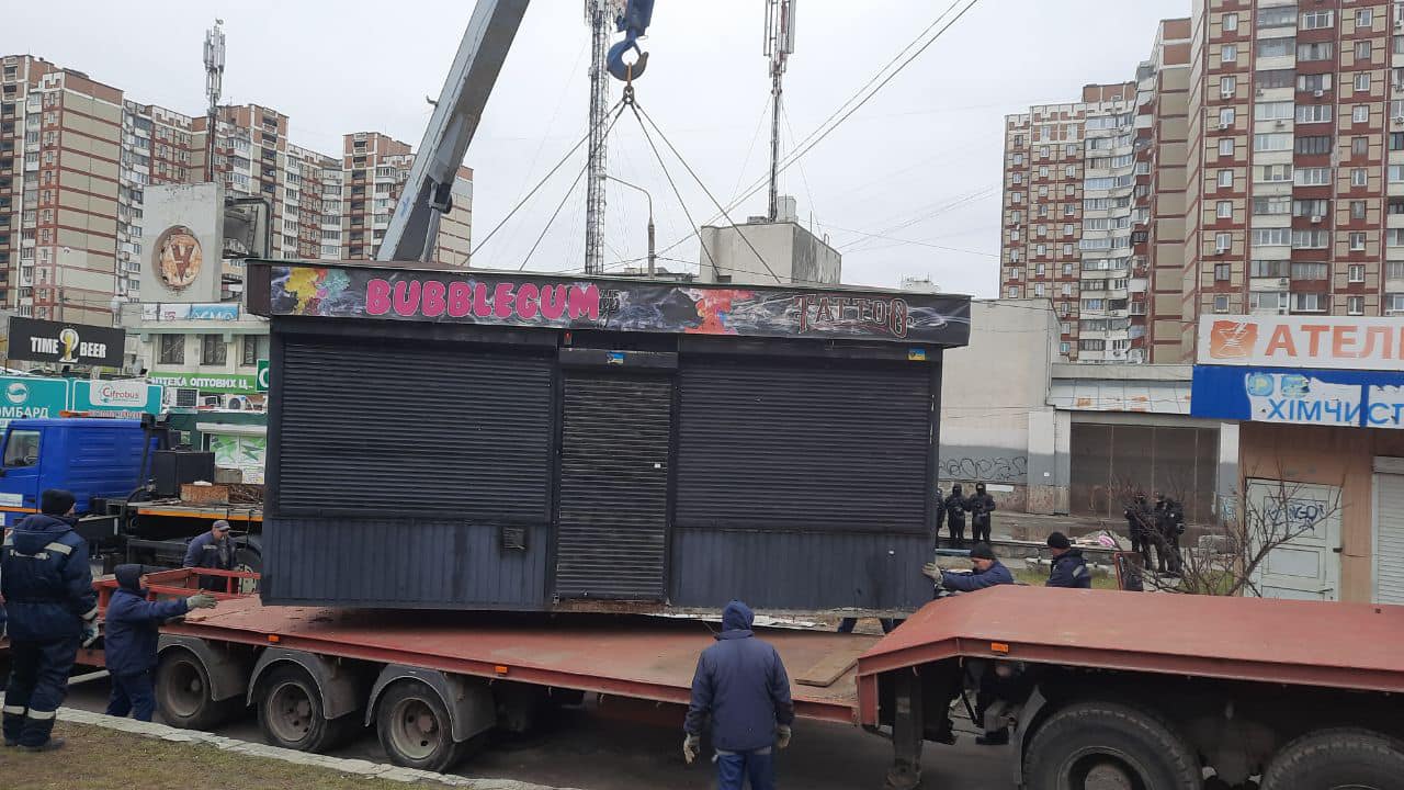 На Троєщині масово зносять МАФи, підтягнулась поліція: "скільки малого бізнесу накрилося"