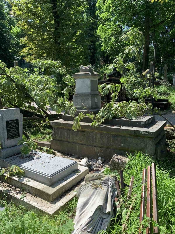 Во Львове ураган разрушил легендарное Лычаковское кладбище: восстановлению не подлежит