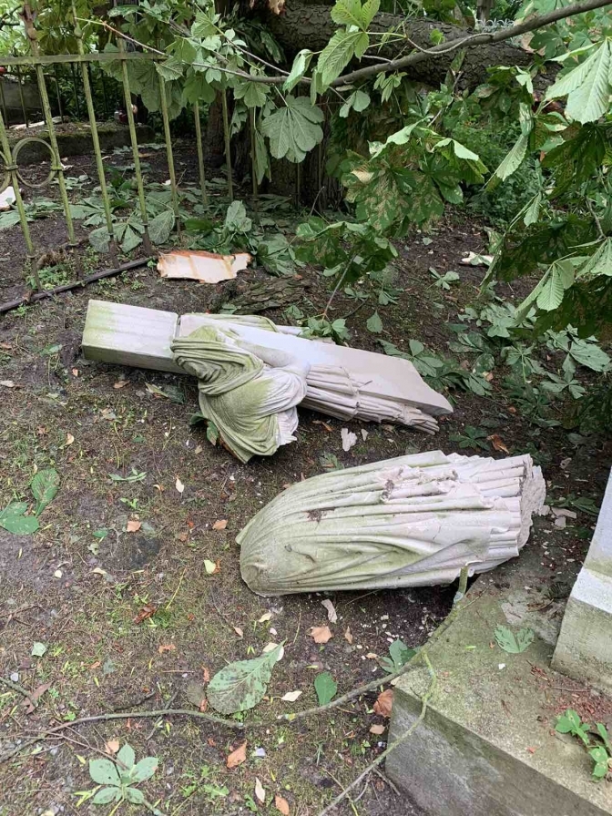 Во Львове ураган разрушил легендарное Лычаковское кладбище: восстановлению не подлежит