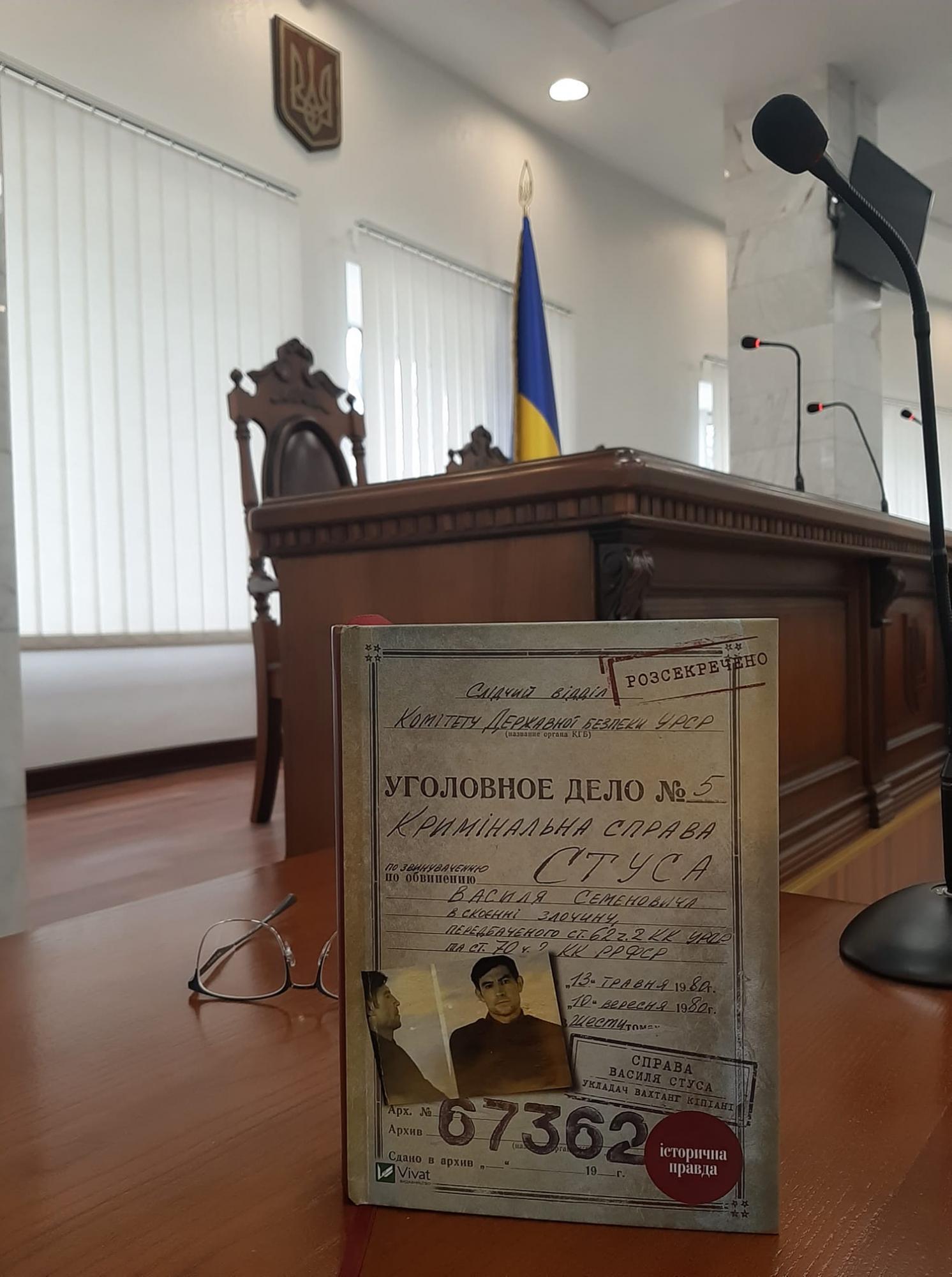 Медведчук проиграл суд и не сможет запретить книгу о Стусе: &quot;кіт Марченко дарма в церкву ходив&quot;