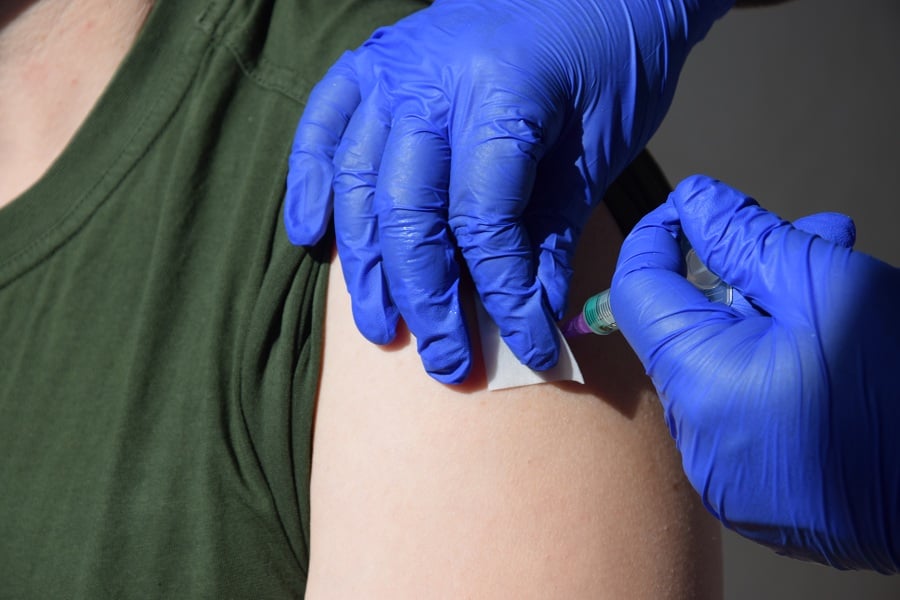 В сети показали, как вакцинируют украинских военных (фото)