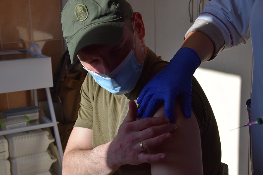 В сети показали, как вакцинируют украинских военных (фото)