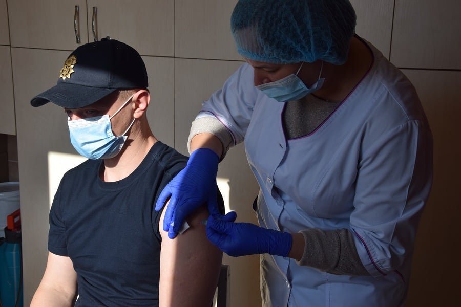 В сети показали, как вакцинируют украинских военных (фото)