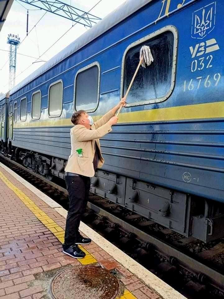 Укрзализныця показала датчанину, который мыл окно поезда, как чистят вагоны (фото)