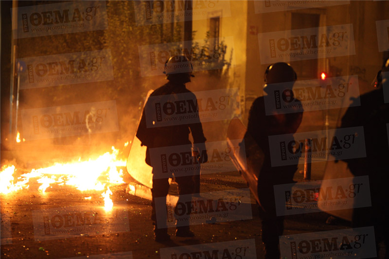 в Афінах анархісти закидають поліцію пляшками із запальною сумішшю 3