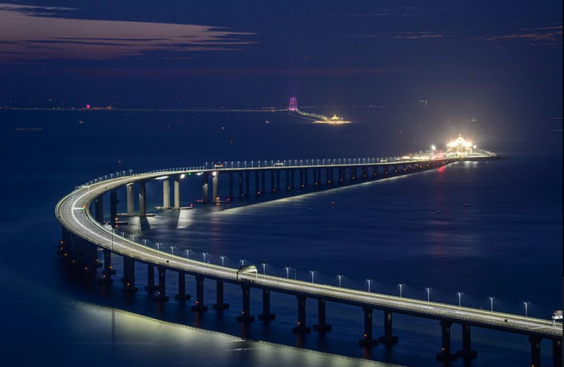 Як виглядає найдовший морський міст в світі: неймовірне відео