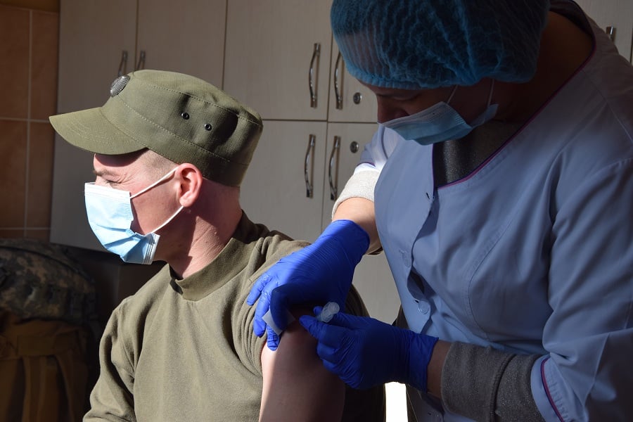 В сети показали, как вакцинируют украинских военных (фото)